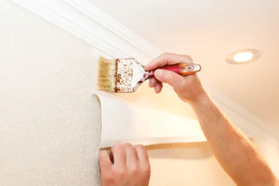 Pose de papier peint à Maisons — revêtements muraux et toiles de verre